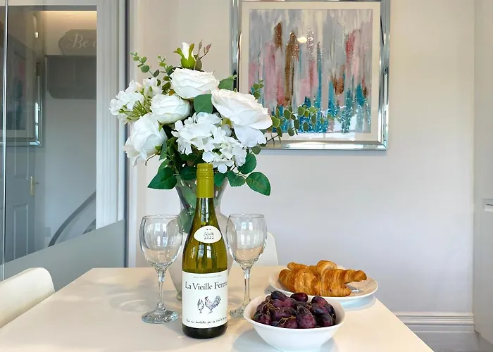 Elegant Apartment In City Center By Hnfc Stays
